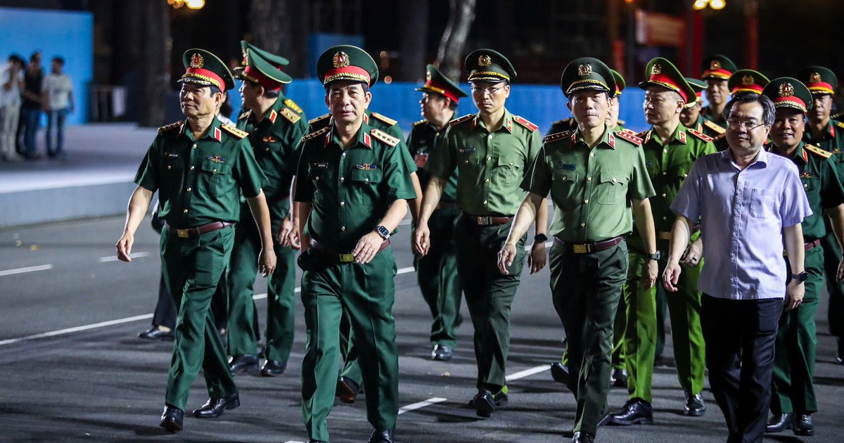 [CẬP NHẬT] Hợp luyện diễu binh lễ 30.4 trên đường Lê Duẩn trước Dinh Độc Lập