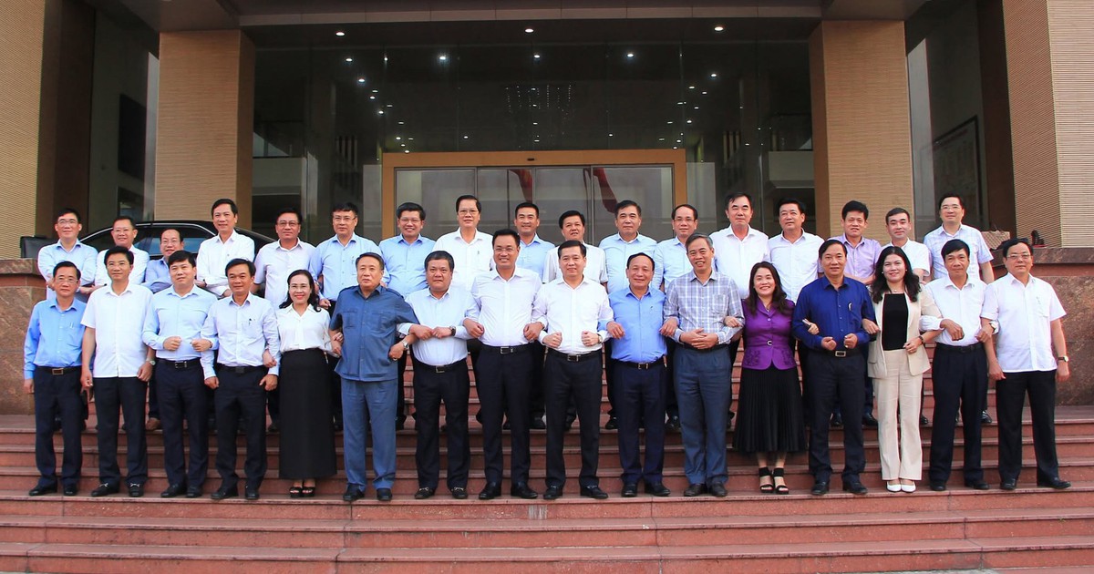 Họp bàn sáp nhập, lãnh đạo 2 tỉnh có hành động đoàn kết gây ấn tượng mạnh với cư dân mạng