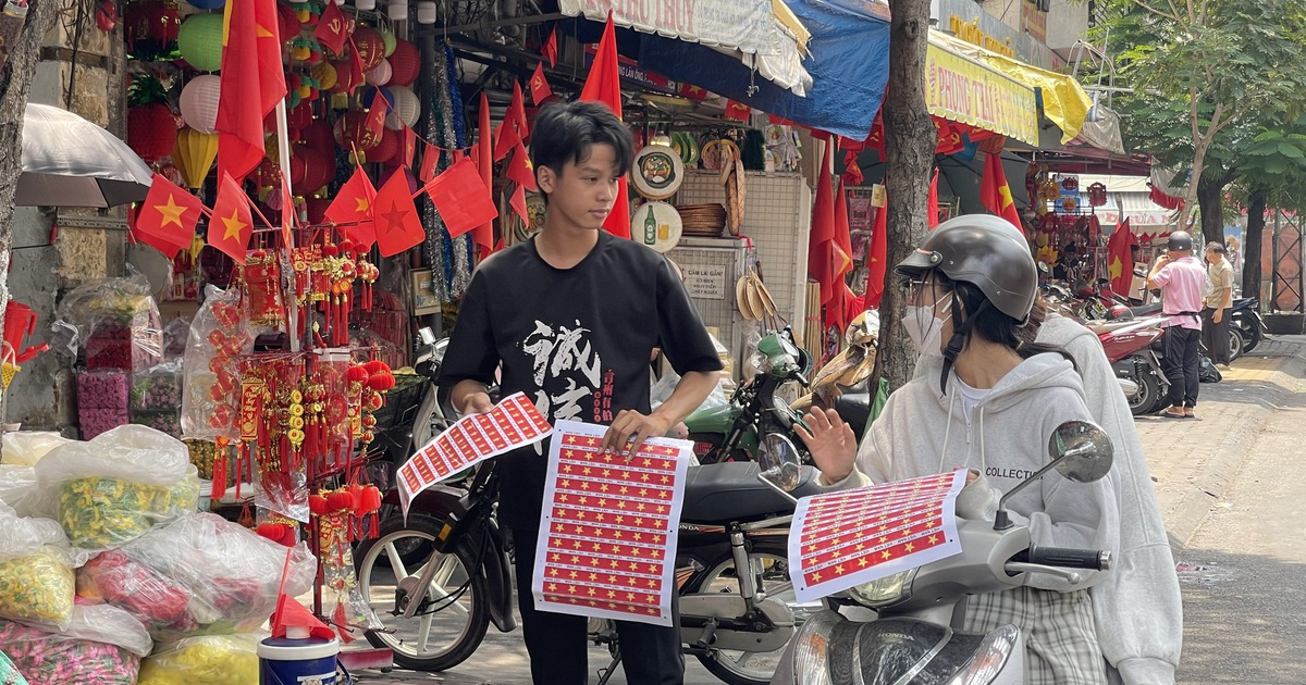 Mua cờ cầm tay chuẩn bị cho đại lễ 30.4