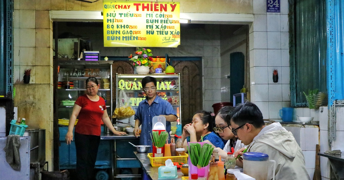 Quán chay gần nửa thế kỷ ở TP.HCM: Thế hệ thứ ba có giữ hương vị xưa?
