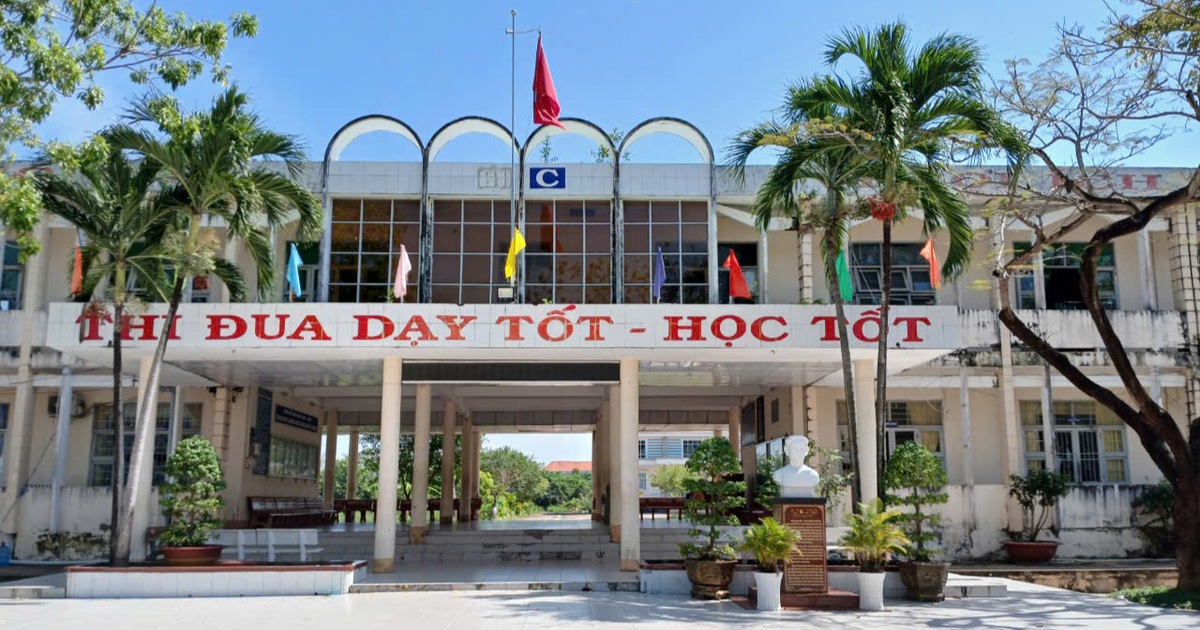 Cà Mau: Nhiều cá nhân Trường THPT Phan Ngọc Hiển bị đề nghị kiểm điểm
