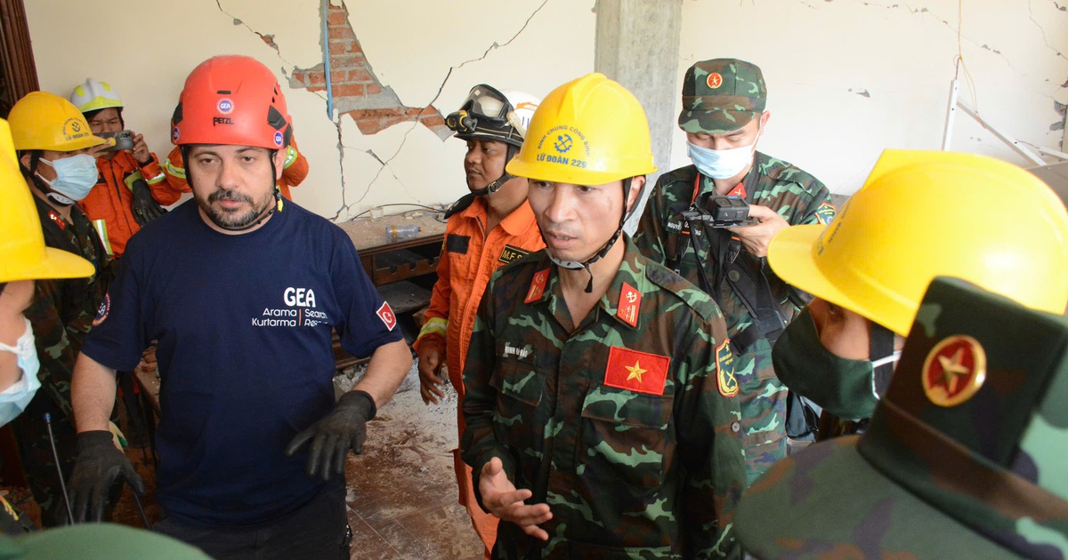 Bộ đội Việt Nam đang giải cứu nạn nhân sống sót sau động đất ở Myanmar