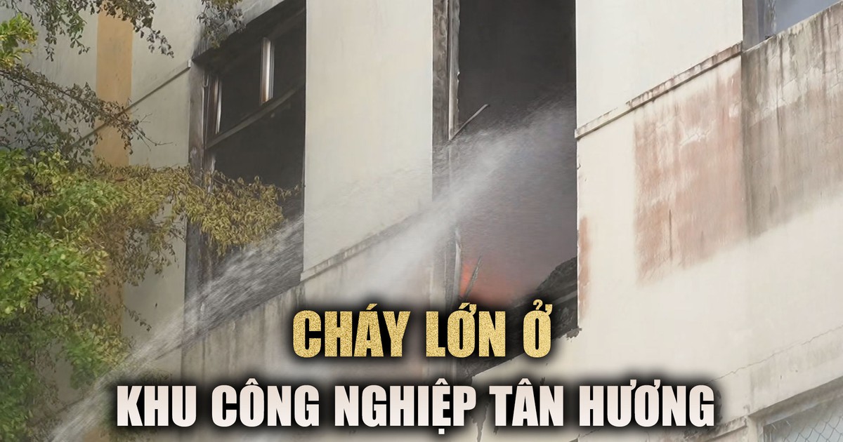Lính cứu hỏa 'vật lộn' với biển lửa tại Khu công nghiệp Tân Hương
