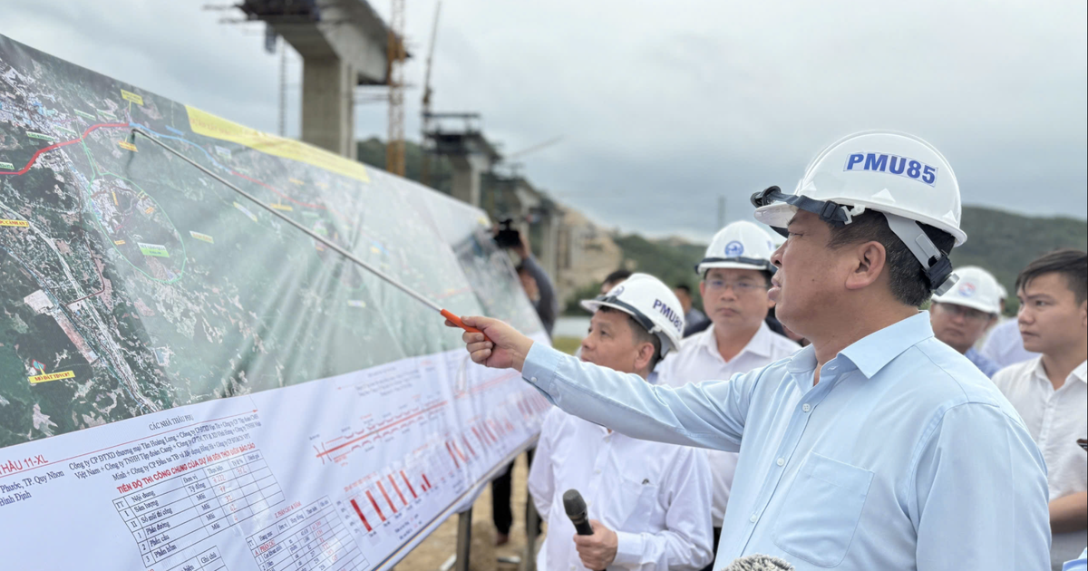 Bộ trưởng Bộ Xây dựng kiểm tra dự án cao tốc Bắc - Nam qua Phú Yên