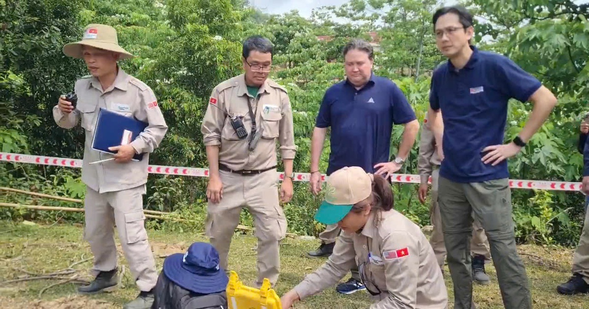 Đại sứ Mỹ và Bộ Ngoại giao thăm hiện trường rà phá bom mìn tại Quảng Trị