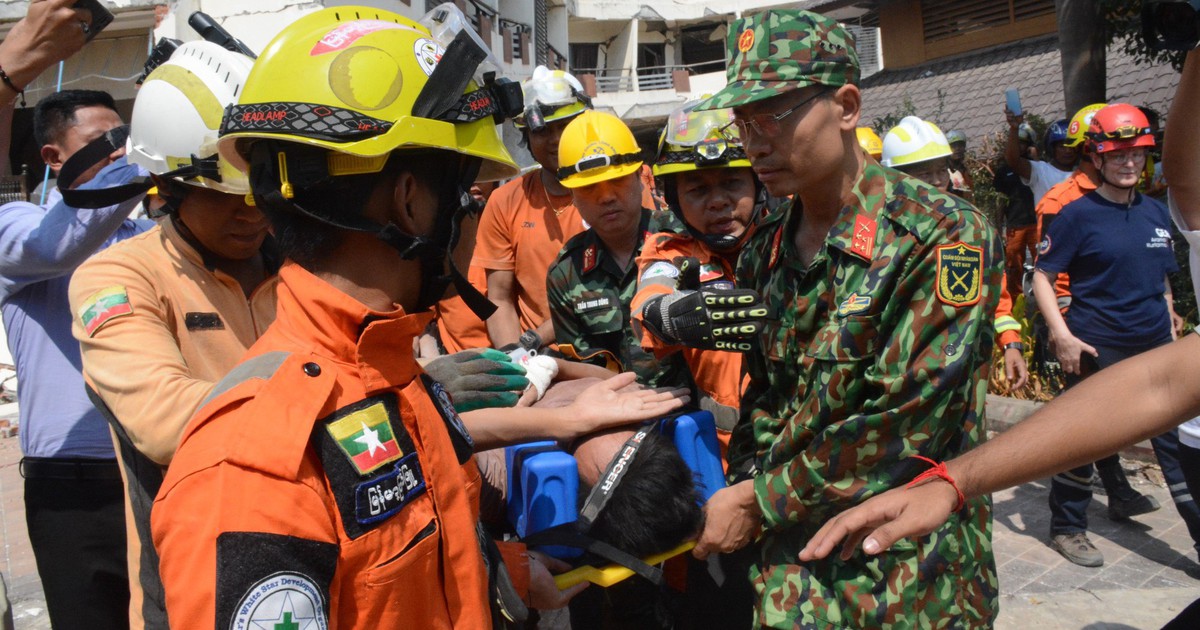 Bộ đội Việt Nam tham gia giải cứu nạn nhân sống sót sau động đất ở Myanmar