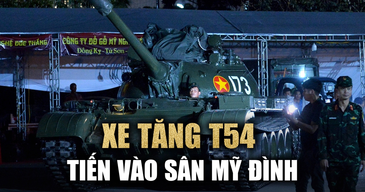 Cận cảnh xe tăng T54 tiến vào sân Mỹ Đình, chờ trình diễn thực cảnh