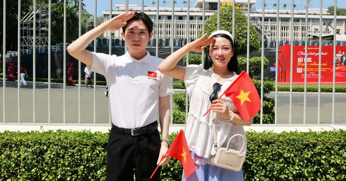 Đi từ 2 giờ sáng đến TP.HCM để check-in tại Hội trường Thống Nhất