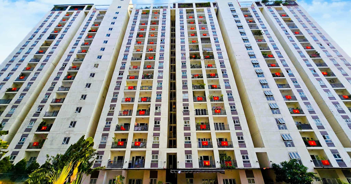 Nhiều chung cư ở TP.HCM đồng loạt treo cờ Tổ quốc mừng 50 năm đất nước thống nhất