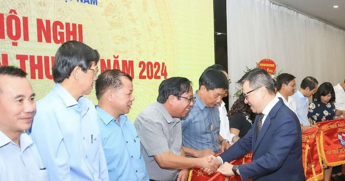 Liên chi Hội Nhà báo Báo Thanh Niên nhận bằng khen của Hội Nhà báo Việt Nam