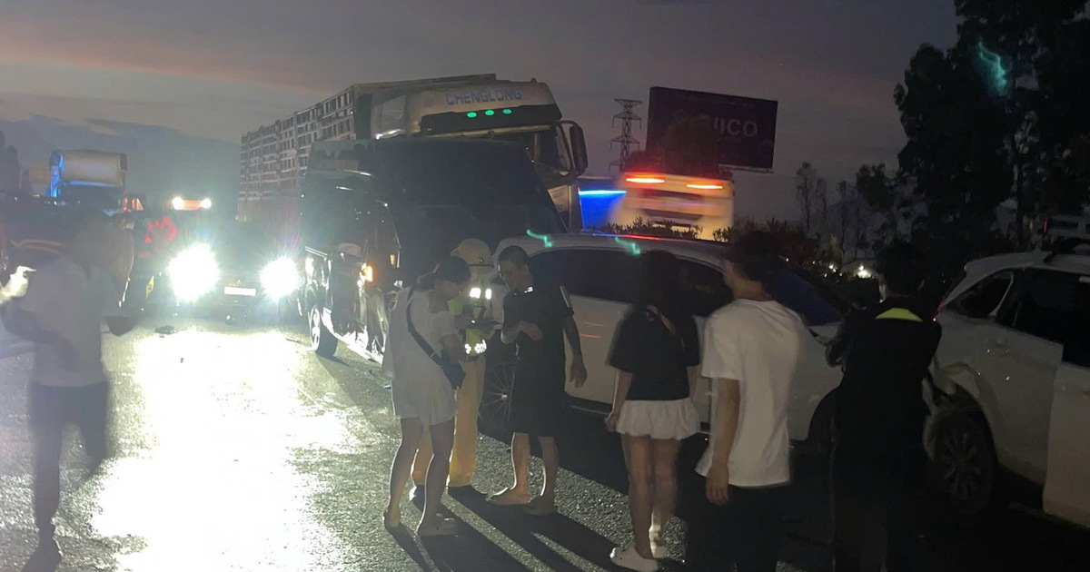 Tai nạn liên hoàn giữa 12 ô tô trên cao tốc Nội Bài - Lào Cai