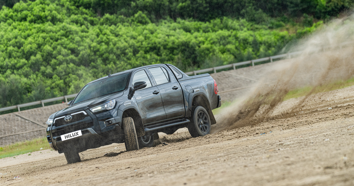 Toyota Hilux: Mẫu xe bán chạy hàng đầu thế giới và vị trí trong lòng khách Việt