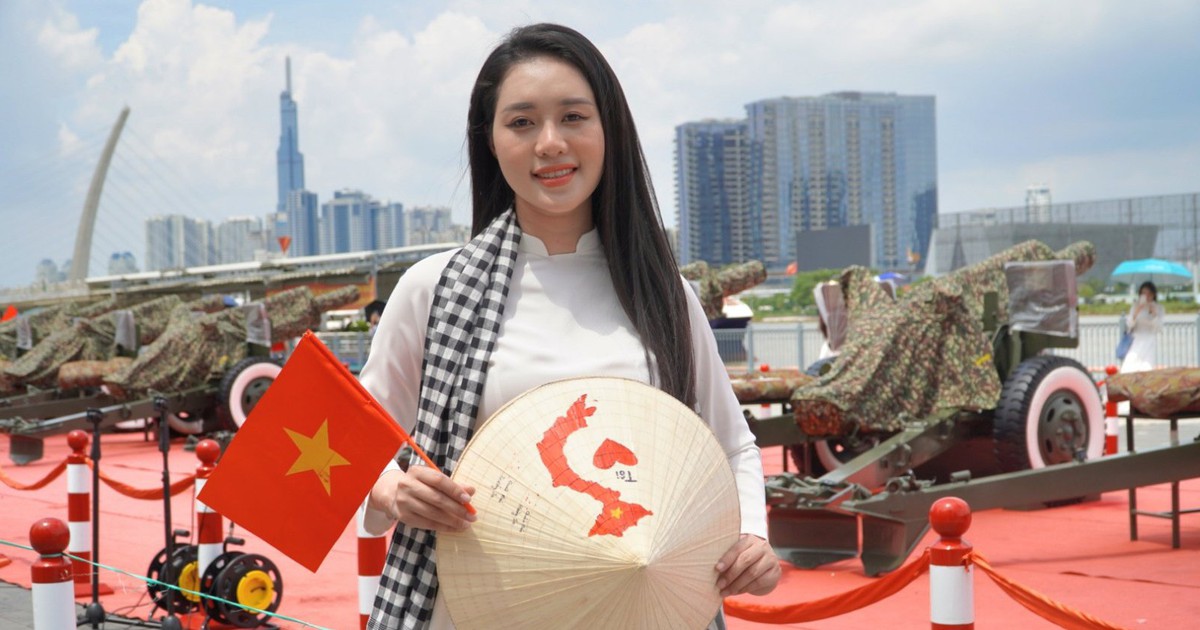 Người trẻ mang sắc đỏ và niềm tự hào dân tộc nhuộm thắm khắp muôn nơi