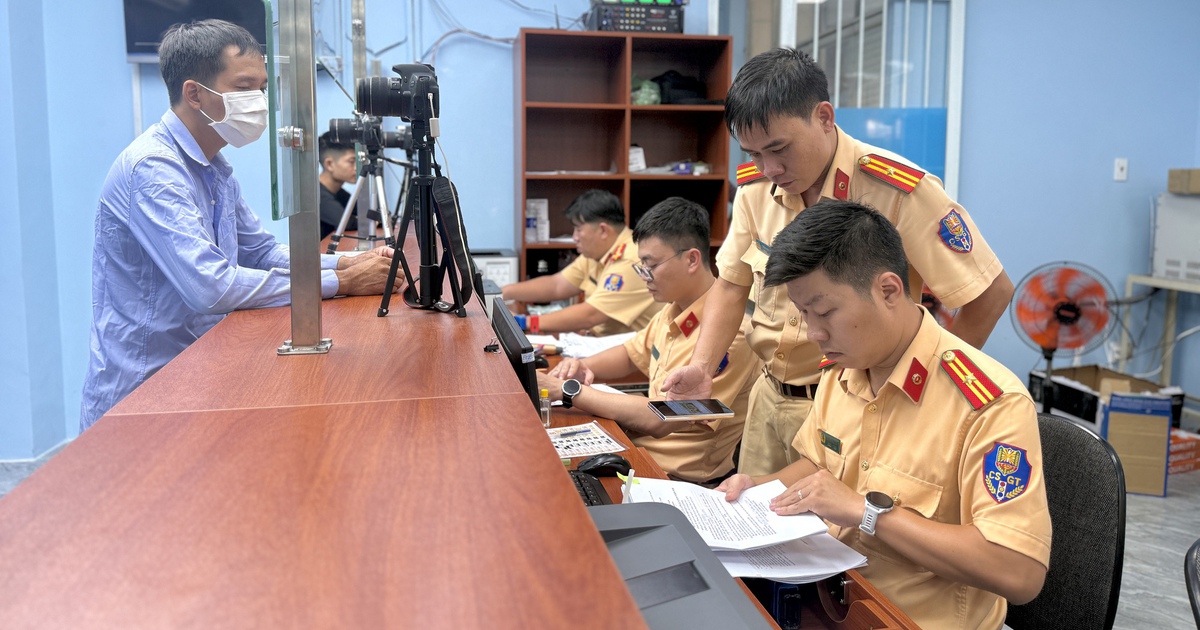 CSGT TP.HCM cấp 'giấy đi đường' cho người chờ nhận kết quả đổi bằng lái xe