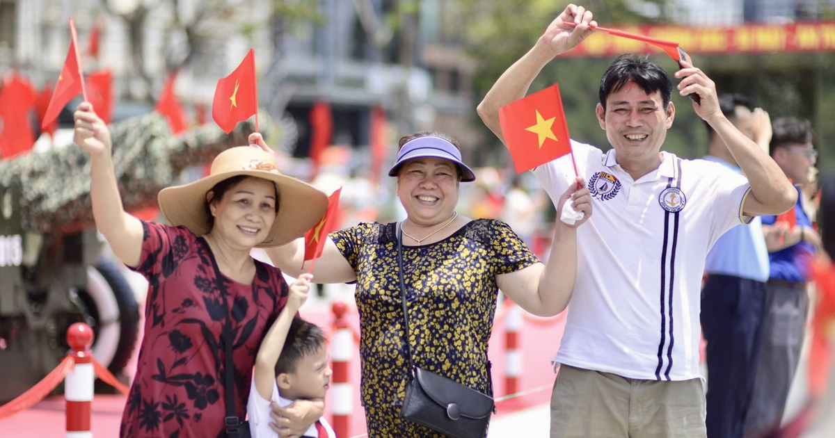 'Cơn sốt' chụp hình cùng cờ đỏ sao vàng dịp đại lễ 30.4 khiến nhiều xưởng làm không đủ bán