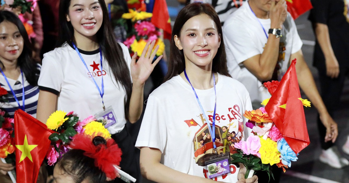 Dàn hoa hậu rạng ngời tham gia hợp luyện diễu binh, diễu hành