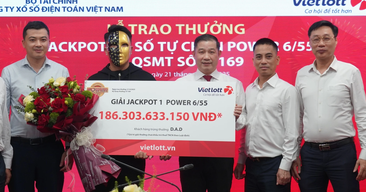 Dò vé số lúc bán hàng, chàng trai gen Z ở Bình Dương trúng Vietlott 186 tỉ đồng