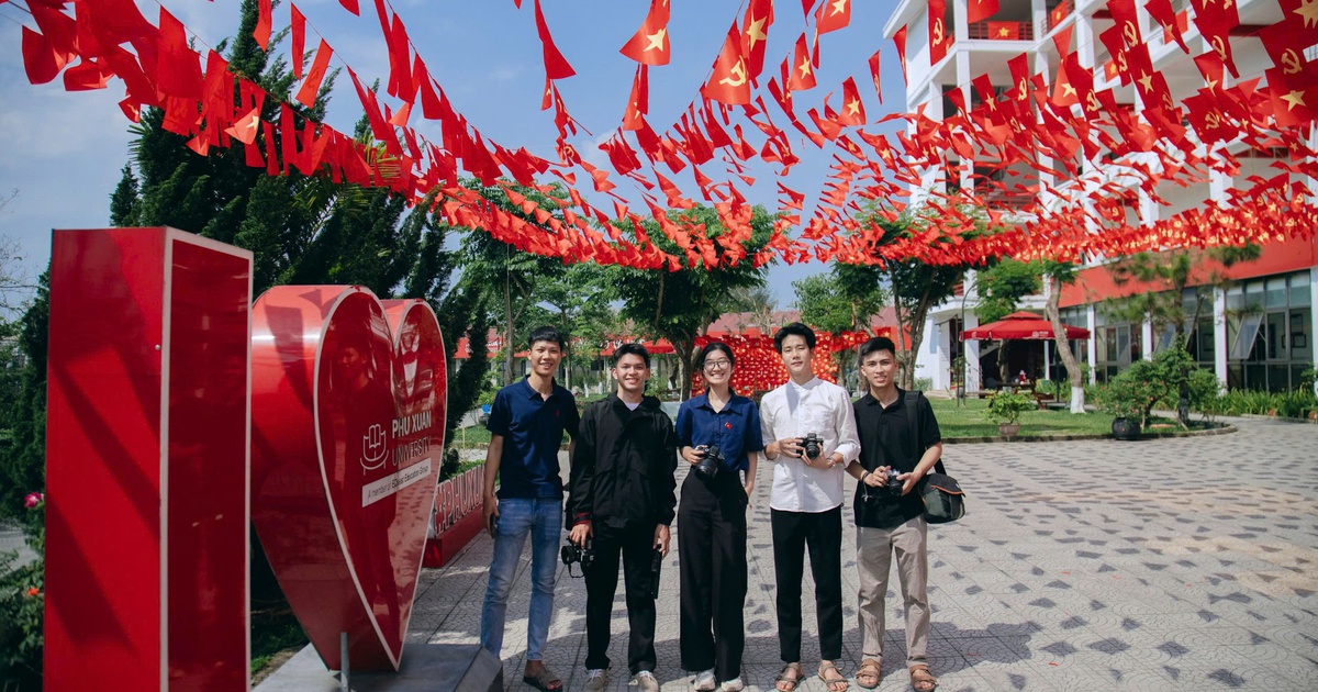 Hòa bình đẹp lắm!: 'Phủ đỏ' trường đại học để lan tỏa lòng yêu nước