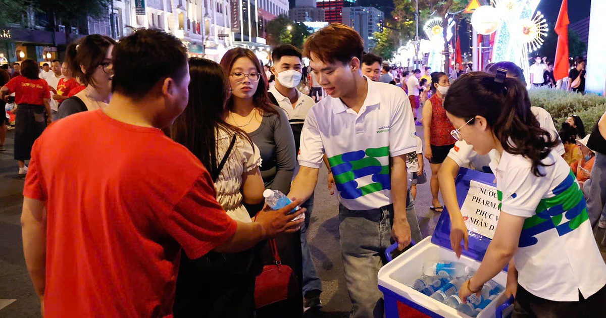 Pharmacity phát tặng 30.000 chai nước suối phục vụ người dân dịp lễ 30.4