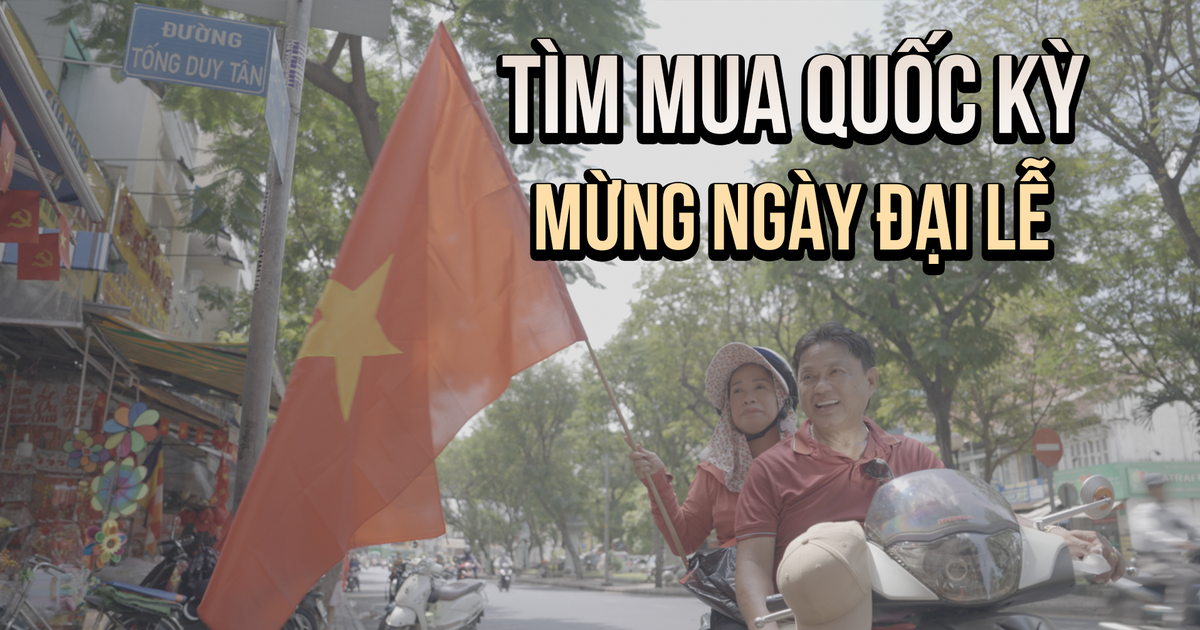Người dân mua Quốc kỳ mừng đại lễ: Mua cho cả xóm cùng treo