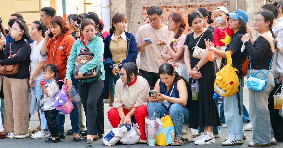 Mang theo đồ ăn, ghế ngồi... như đi 'cắm trại' để xem duyệt diễu binh, diễu hành