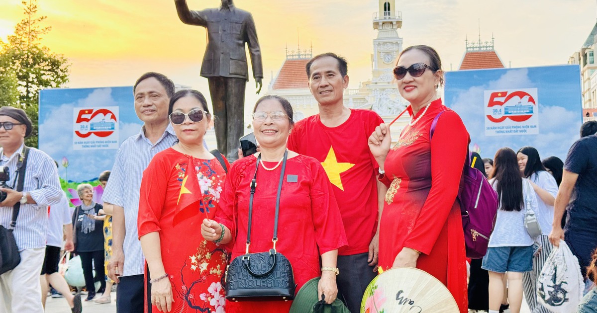 Phố đi bộ Nguyễn Huệ nườm nượp người diện áo cờ đỏ sao vàng: Những khoảnh khắc tự hào