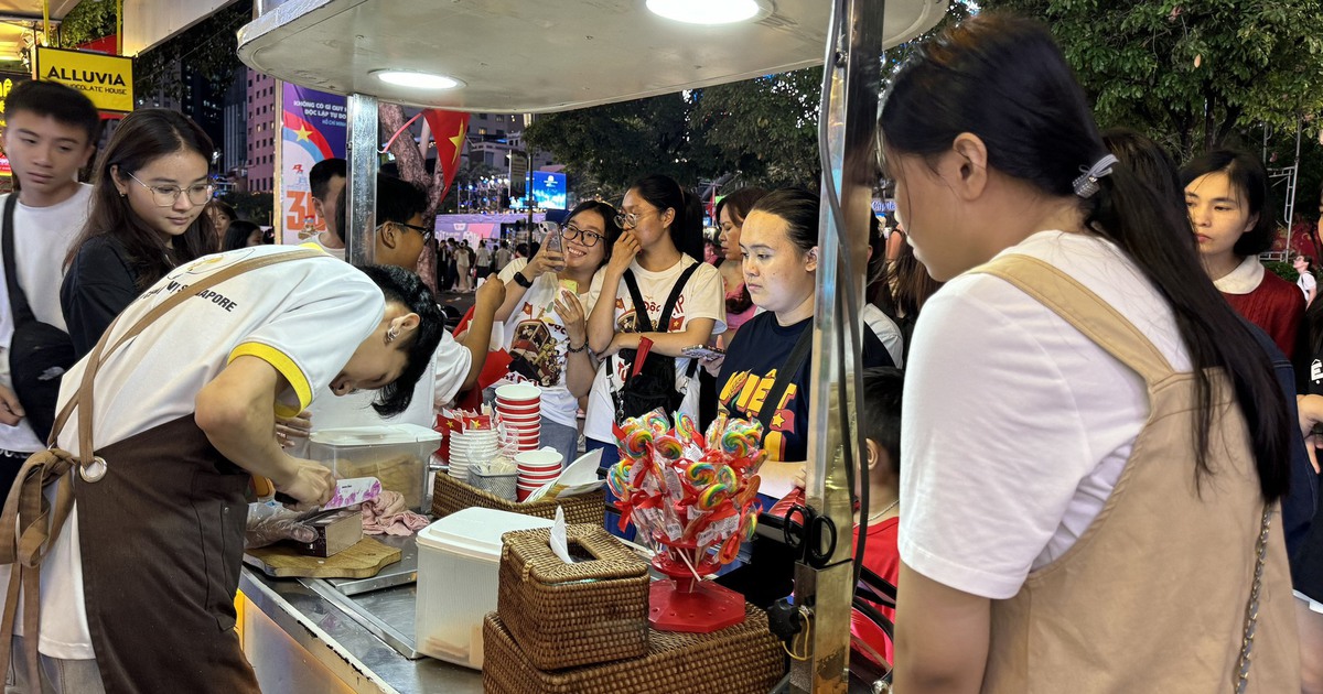 Hàng quán ở trung tâm TP.HCM tối nay: Khách xếp hàng dài, nhân viên căng mình phục vụ