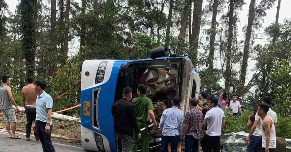 Lật xe khách trên đèo Tam Đảo, 2 người chết, nhiều người bị thương