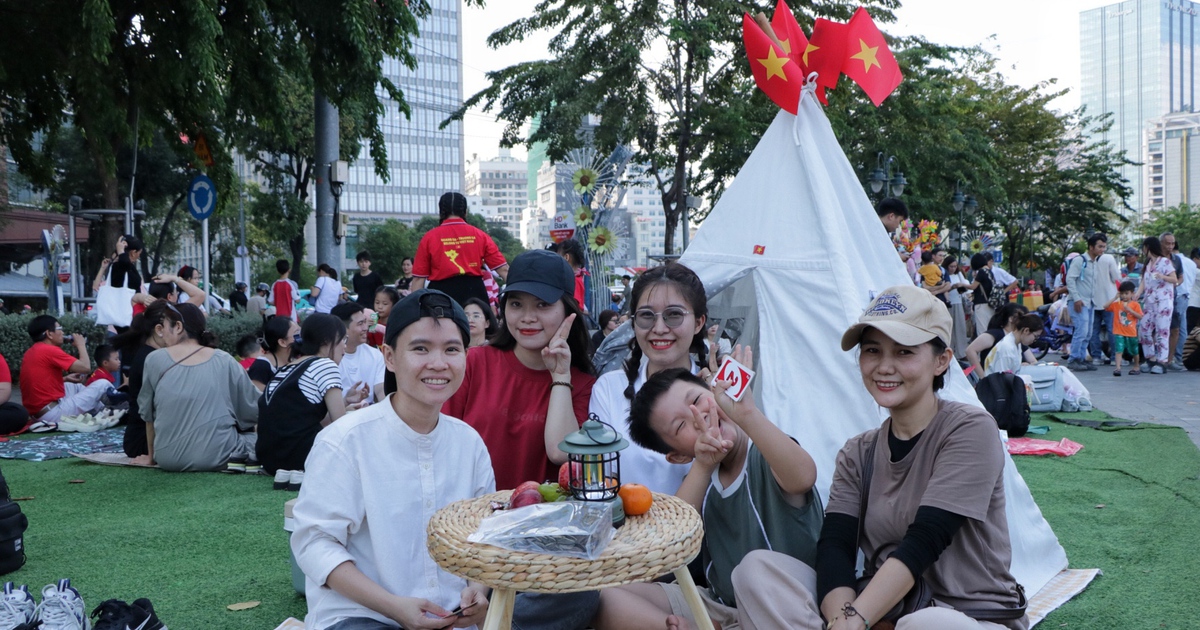 Dựng lều chờ ngắm pháo hoa ở trung tâm TP.HCM tối nay: 'Mai xem tổng duyệt diễu binh luôn!'