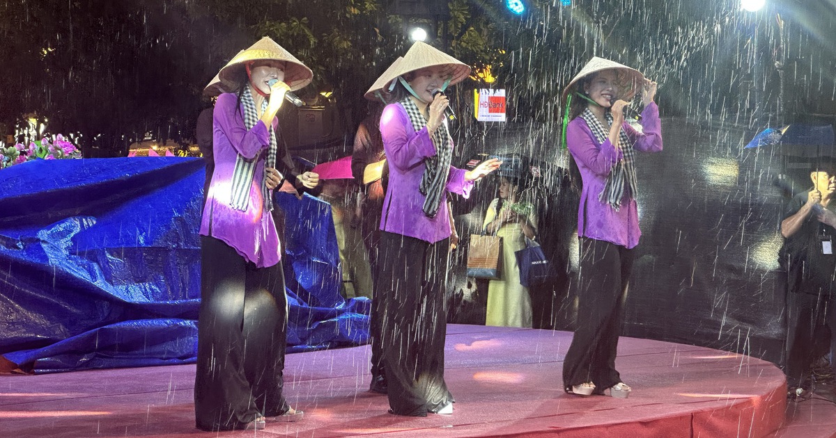 Khán giả và nghệ sĩ 'đội mưa', đắm chìm trong chương trình nghệ thuật
