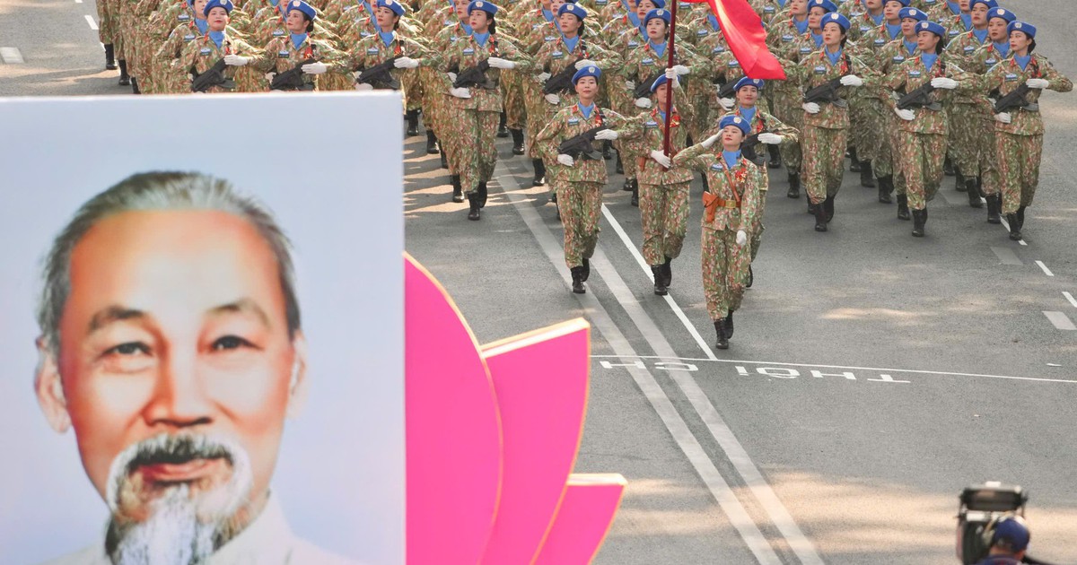 Hình ảnh Bác Hồ nổi bật trong buổi tổng luyện diễu binh 30.4 ở TP.HCM