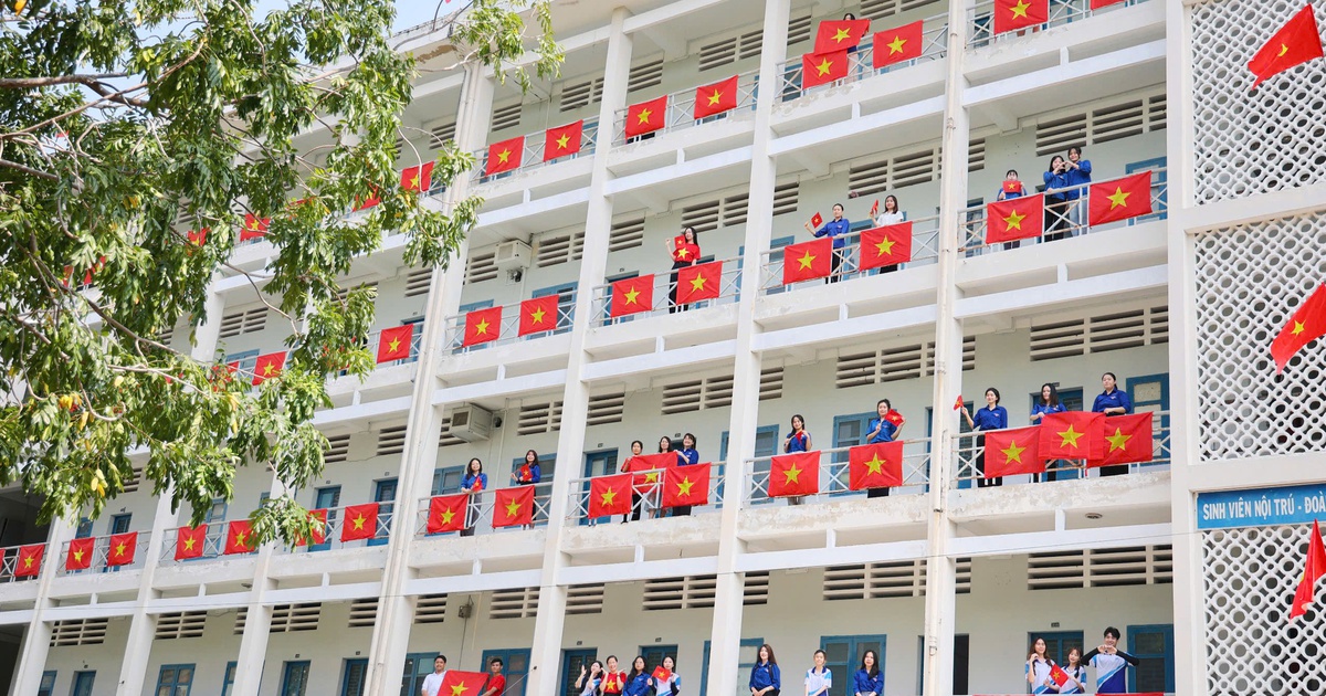 50 năm đất nước thống nhất: Trường ĐH rạng ngời sắc đỏ đường cờ Tổ quốc