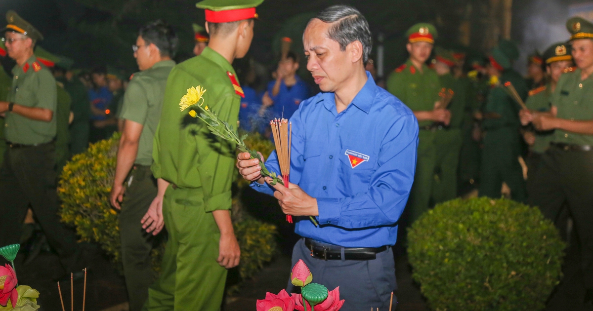 Xúc động lễ thắp nến tri ân các anh hùng liệt sĩ