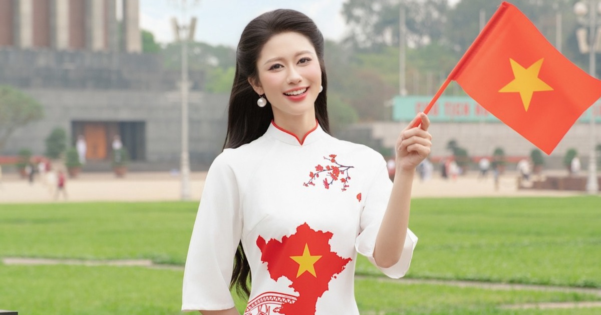 Rạng ngời khí chất Việt trong tà áo dài dân tộc