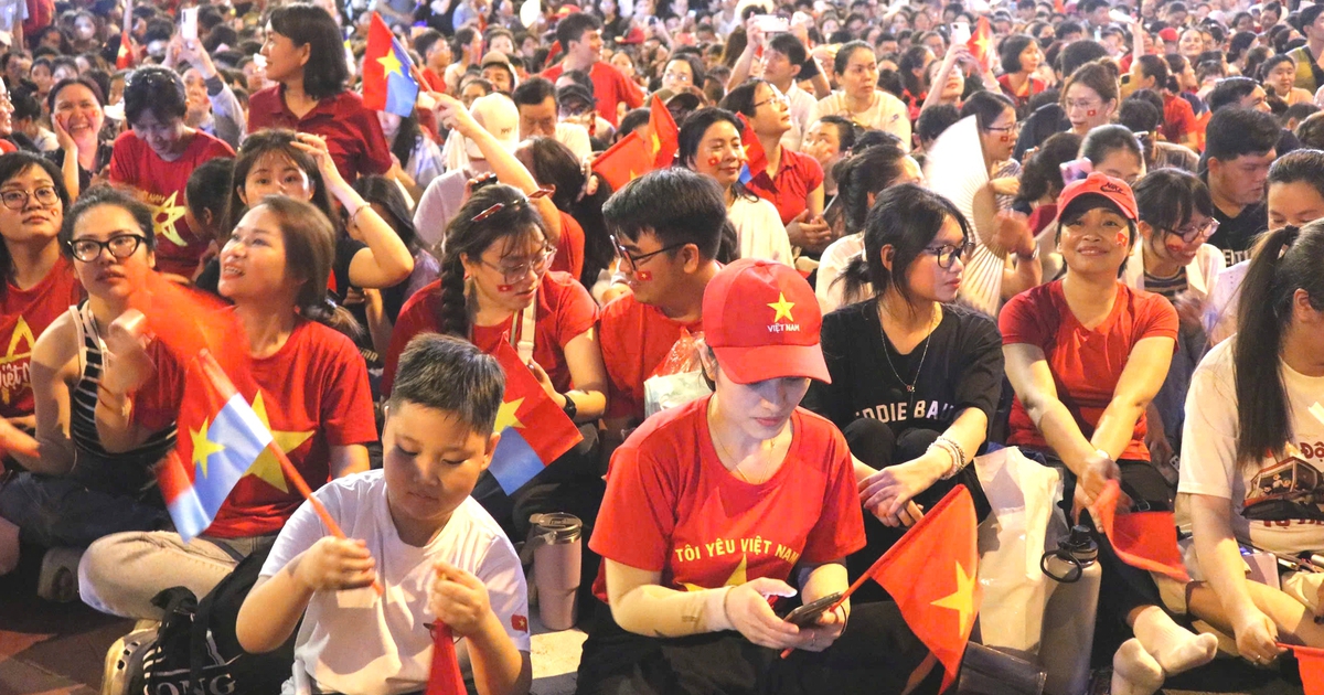 Nghỉ lễ không về quê, không du lịch, nhiều người quyết định ở lại xem diễu binh