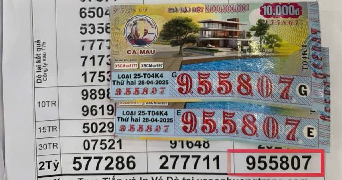 Chiều nay người trúng 2 tờ độc đắc ở TP.HCM mừng rỡ đến đổi thưởng