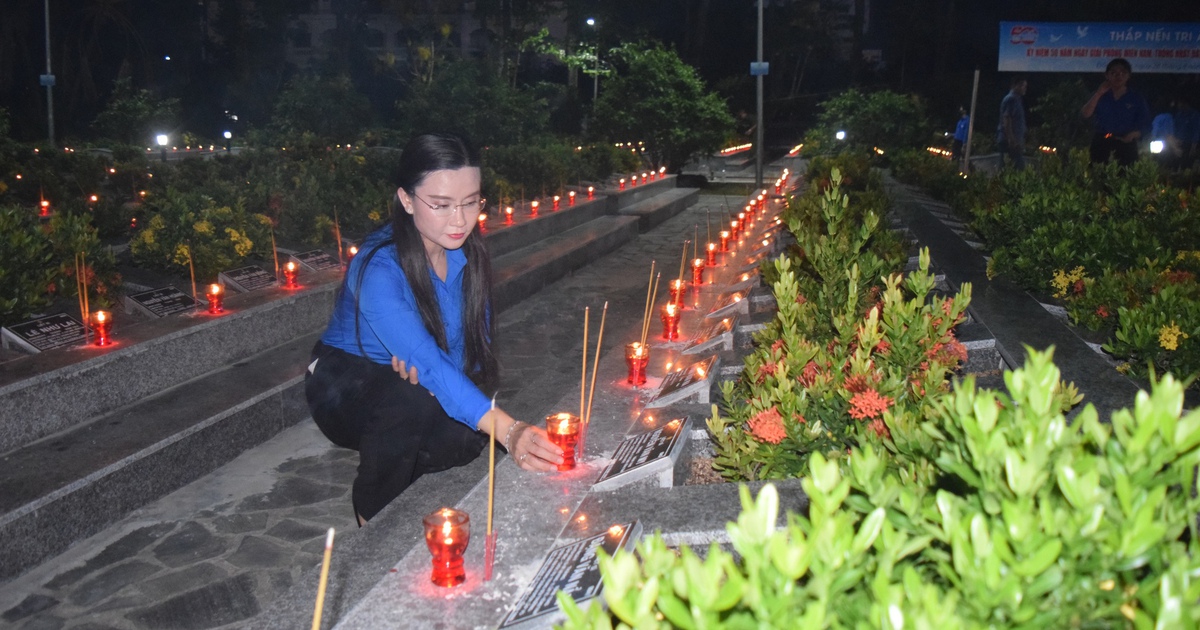 Bí thư T.Ư Đoàn Nguyễn Phạm Duy Trang thắp nến tri ân tại Đồng Tháp
