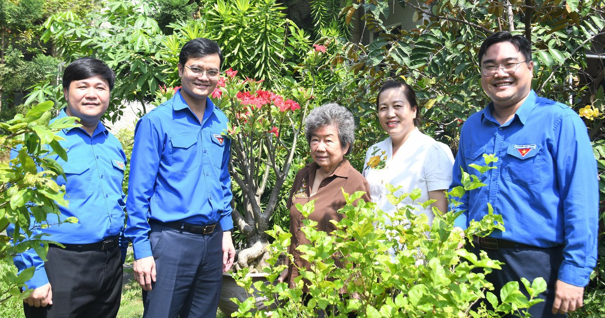 Bí thư thứ nhất T.Ư Đoàn thăm, tặng quà cựu chiến binh chiến dịch Hồ Chí Minh