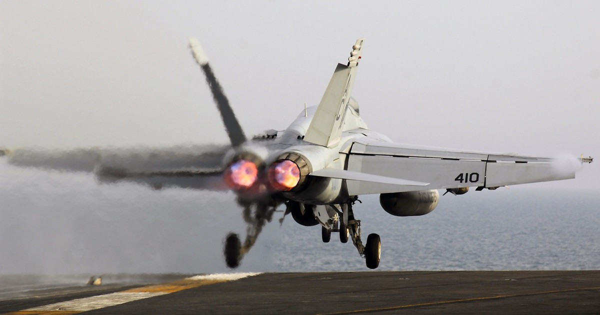 Tàu sân bay Mỹ cua gấp né hỏa lực Houthi làm tiêm kích F/A-18 rơi xuống biển