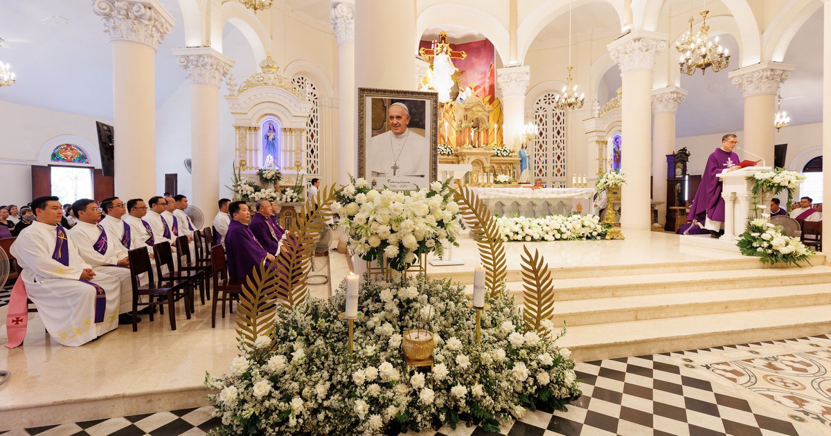 Người Công giáo TP.HCM đến nhà thờ Tân Định cầu nguyện cho cố Giáo hoàng Francis