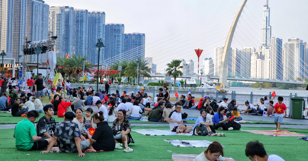 Chiều nay đông người đổ về bến Bạch Đằng xem tổng duyệt trình diễn drone
