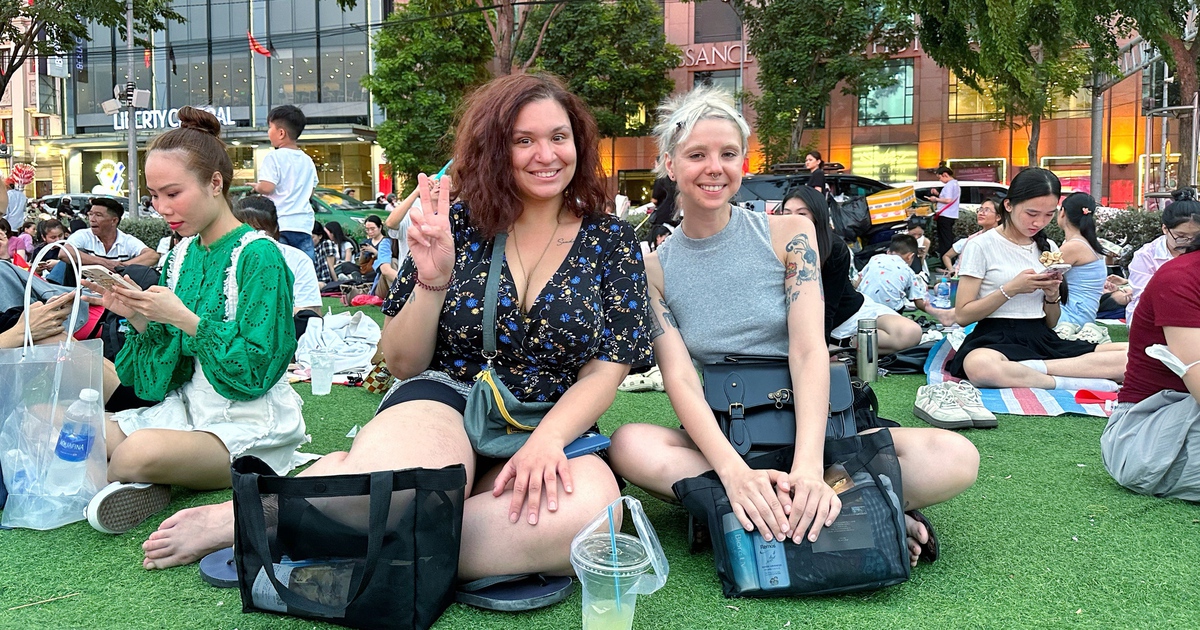 2 cô gái Brazil chờ xem trình diễn drone trên sông Sài Gòn: 'Sẽ là đêm đặc biệt!'