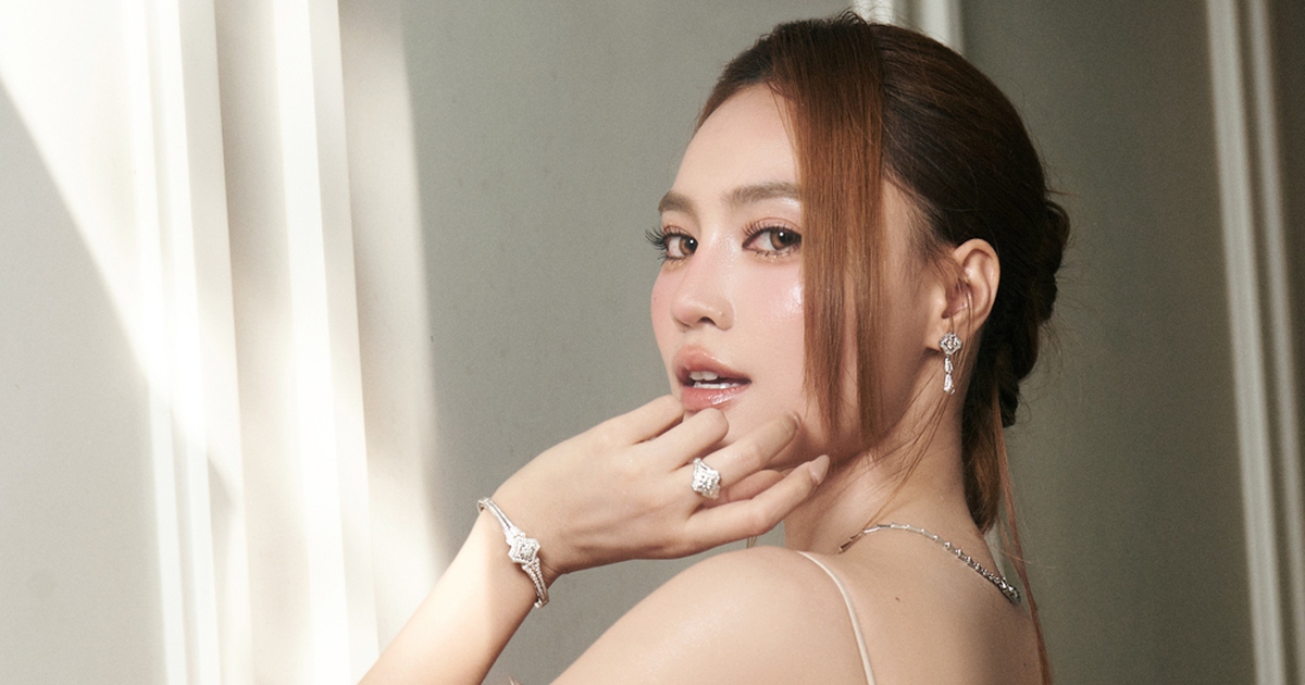 Ninh Dương Lan Ngọc đeo trang sức trăm triệu đi sự kiện