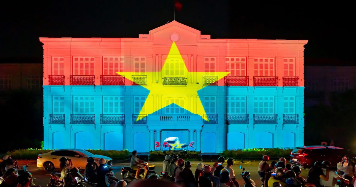 Cấm xe vì... 3D Mapping ở tòa nhà 125 tuổi gây sốt