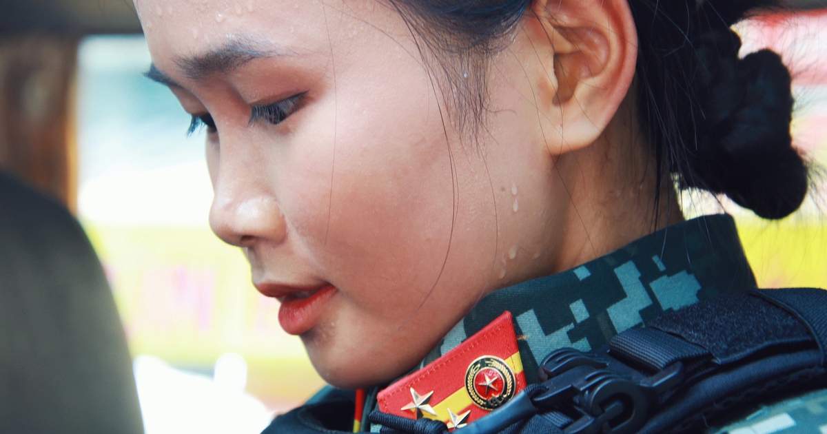 Nữ cảnh sát xinh đẹp diễu binh ngày 30.4: Mướt mồ hôi 5 tháng luyện tập vẫn nụ cười tươi