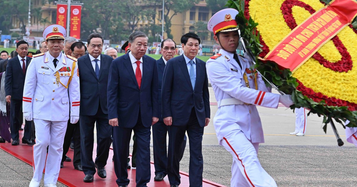 Lãnh đạo Đảng, Nhà nước viếng Chủ tịch Hồ Chí Minh nhân 50 năm đất nước thống nhất
