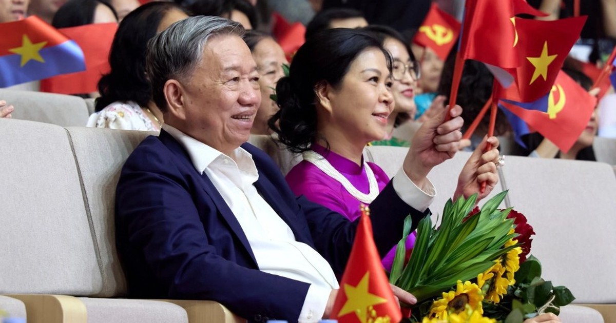Tổng Bí thư và phu nhân dự chương trình nghệ thuật 'Đảng trong mùa xuân đại thắng'