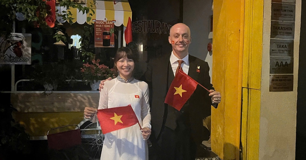 Người nước ngoài hào hứng xem diễu binh, ngưỡng mộ tinh thần yêu nước của người Việt