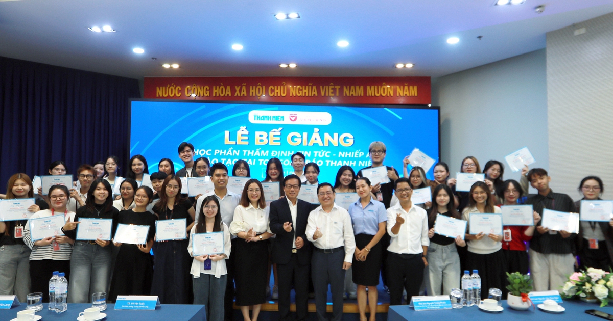 Sinh viên ngành quan hệ công chúng Trường ĐH Văn Lang nhận chứng chỉ của Báo Thanh Niên