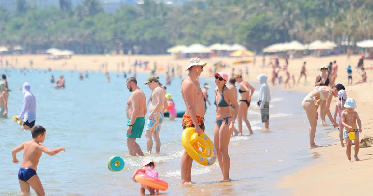 Khách Nga tắm kín biển Nha Trang giữa trưa nắng